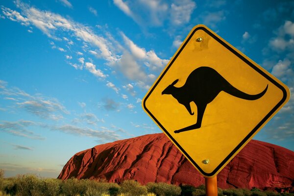 Signo de Canguro amarillo en Australia en el fondo de una montaña