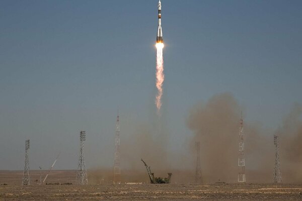 Lanzamiento del cohete Soyuz tipo 16. Cielo azul y polvo