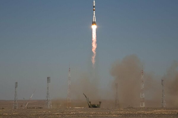 Запуск ракеты союз тип-16. Синее небо и пыль