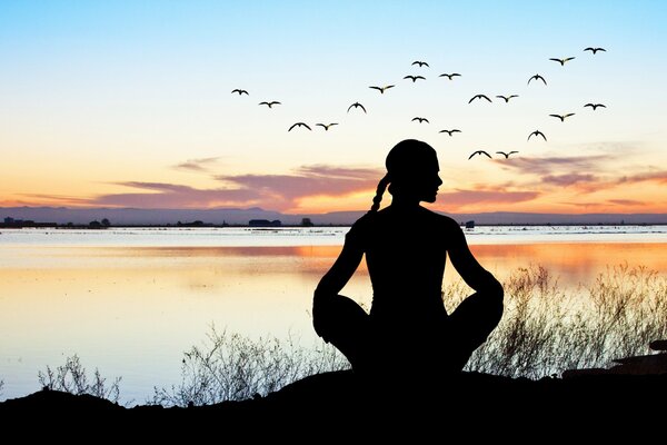 Lezioni di yoga in riva al fiume