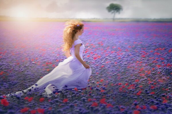 Chica con vestido blanco corriendo por el campo