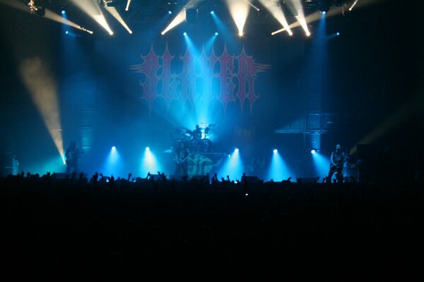 Una multitud de cientos de personas en el concierto. Metal