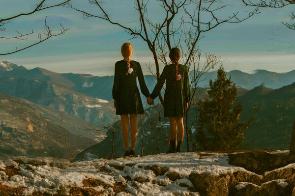 Dwie dziewczyny patrzą na góry