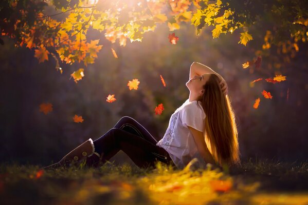 Long-haired la jeune fille à l automne de fond