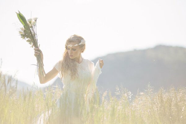 Chica con vestido blanco recoge flores