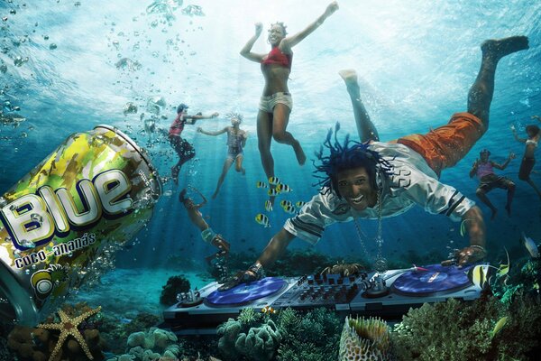 Ballare senza immersioni subacquee sott acqua con un DJ
