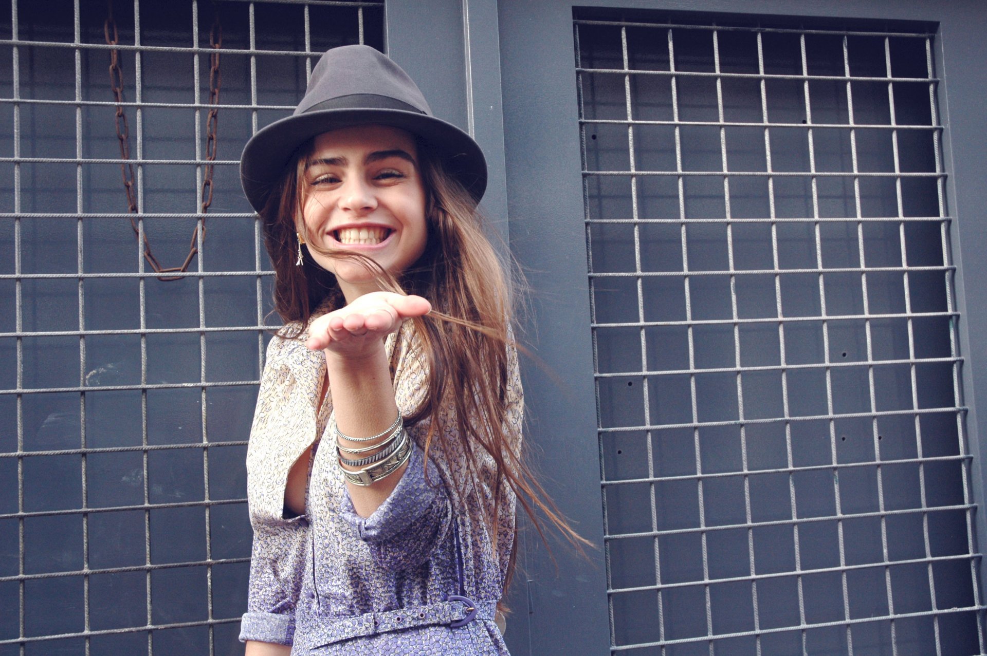 la ville la jeune fille chapeau sourire