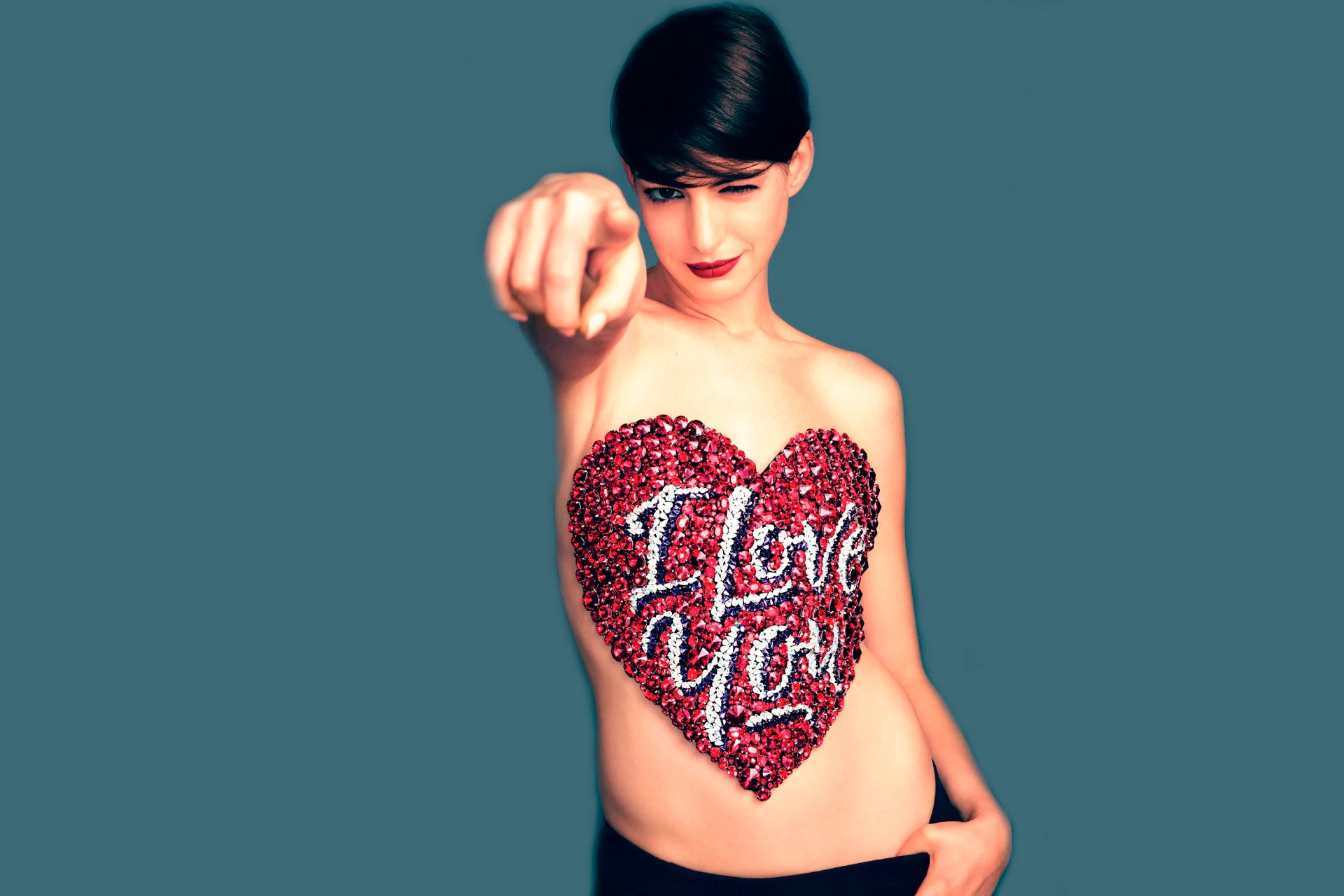 anne hathaway photoshoot de harper bazaar août 2014