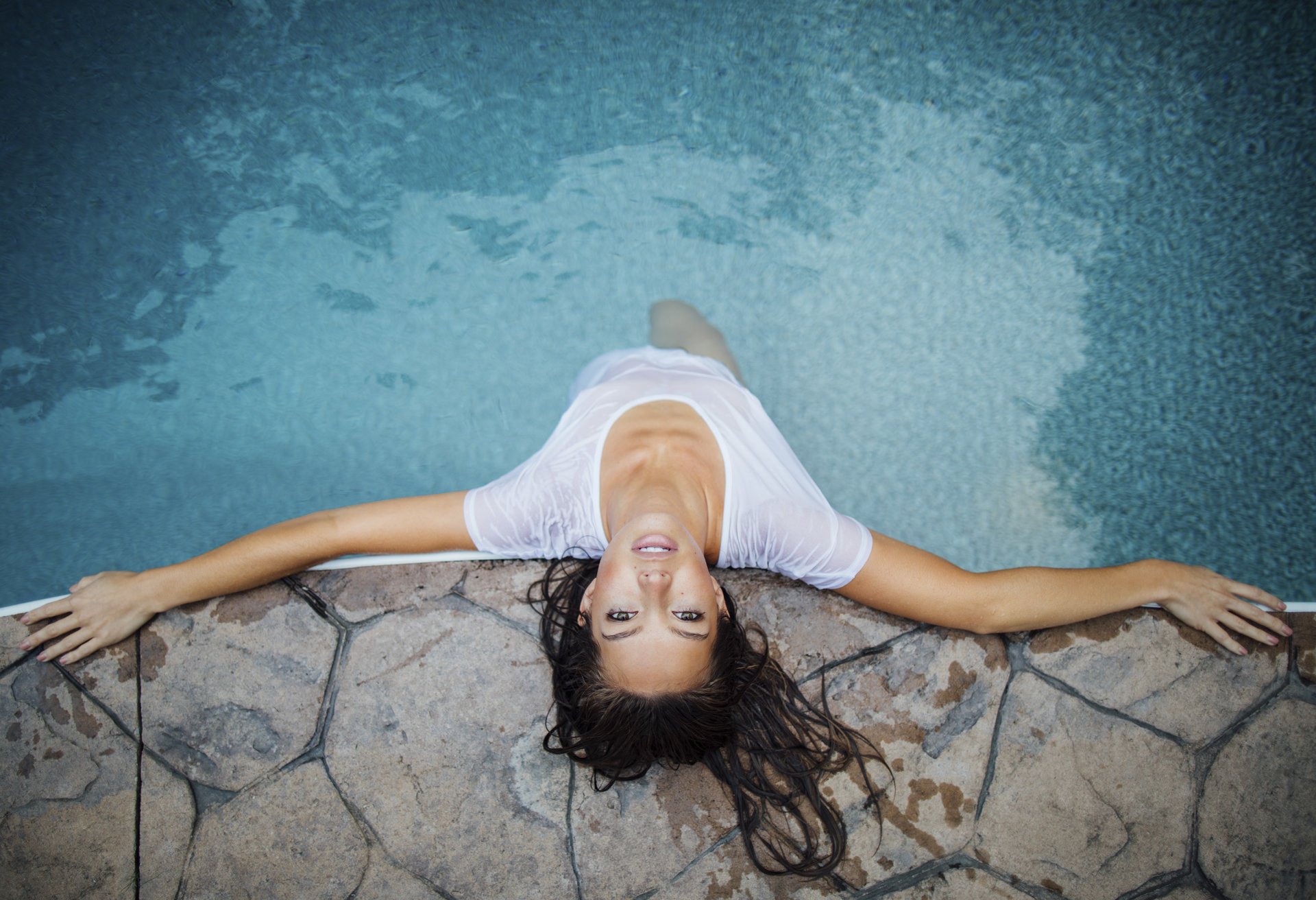 la jeune fille le regard bas la piscine jesse herzog