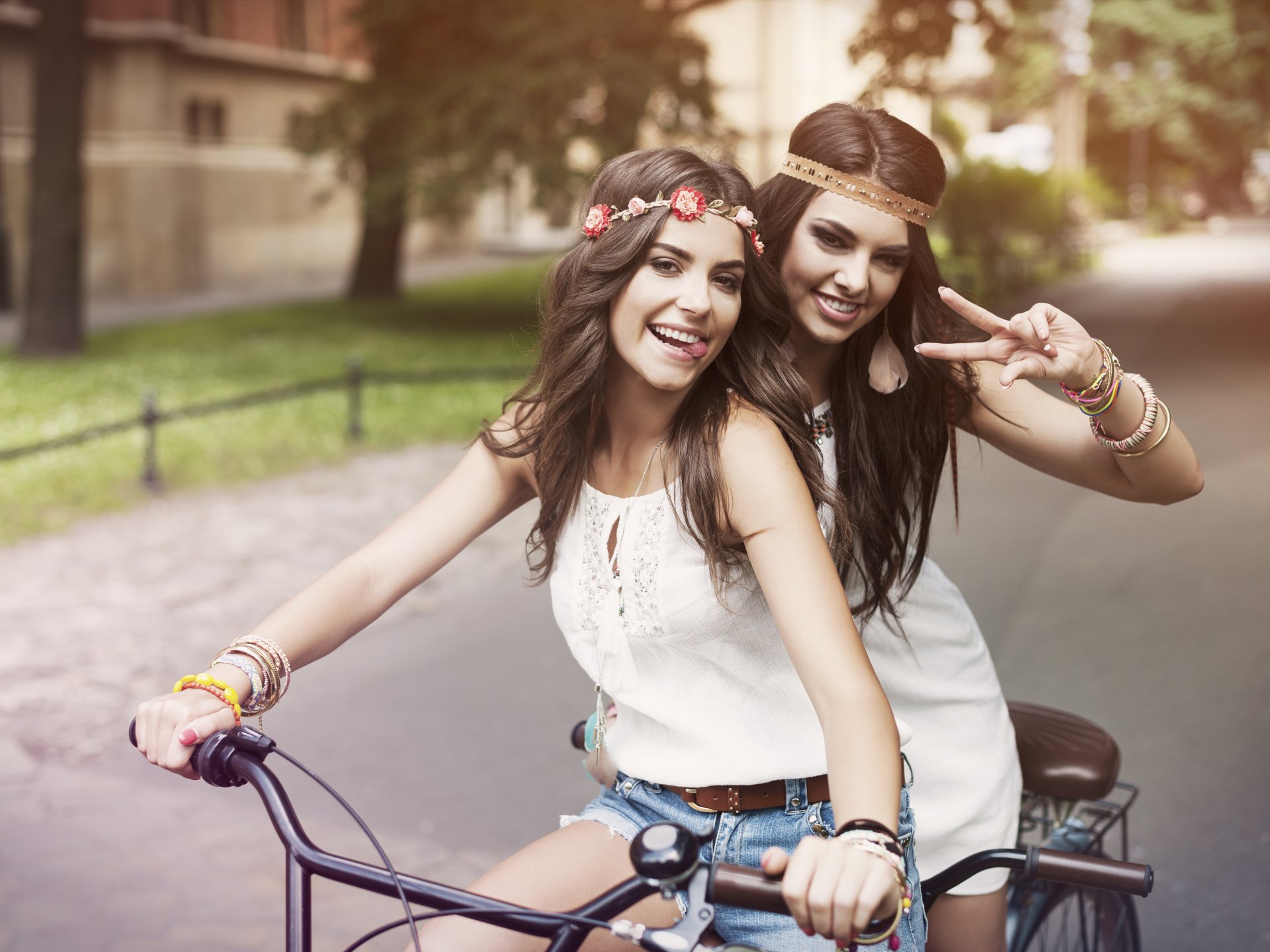 mädchen freundinnen lächeln stimmung ansichten fahrrad
