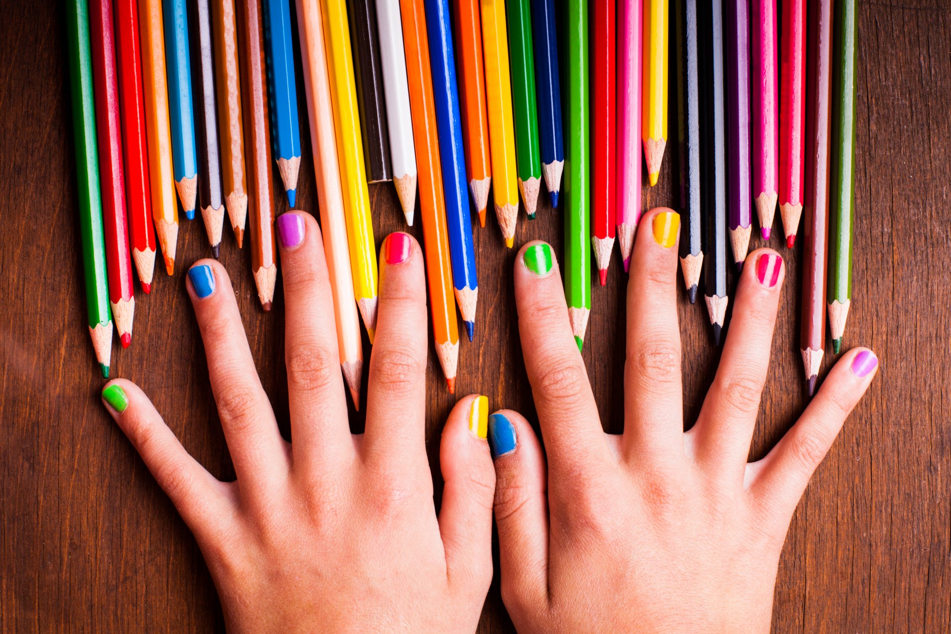 arcobaleno matite colori ragazza adolescente colorato vernice mani unghie colorato