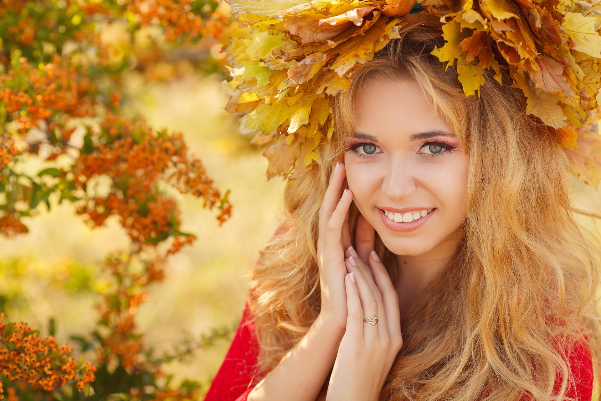 autunno ragazza bionda trucco sorriso sguardo corona foglie