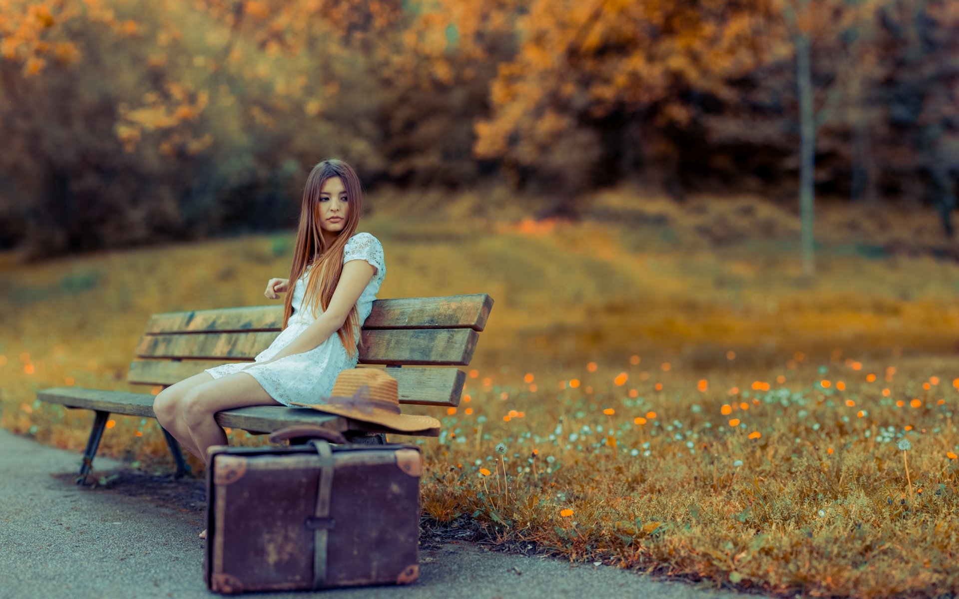 la jeune fille скмья une valise à la rue