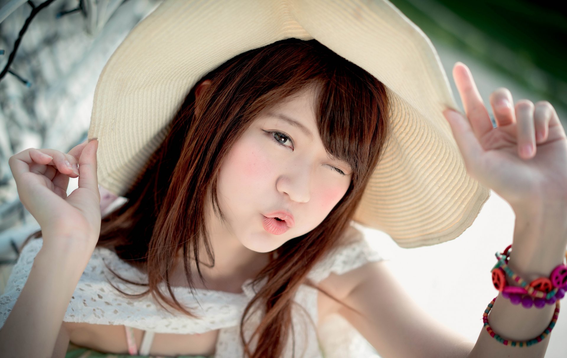 portrait jeune fille orientale de la chaleur de l éponge chapeau