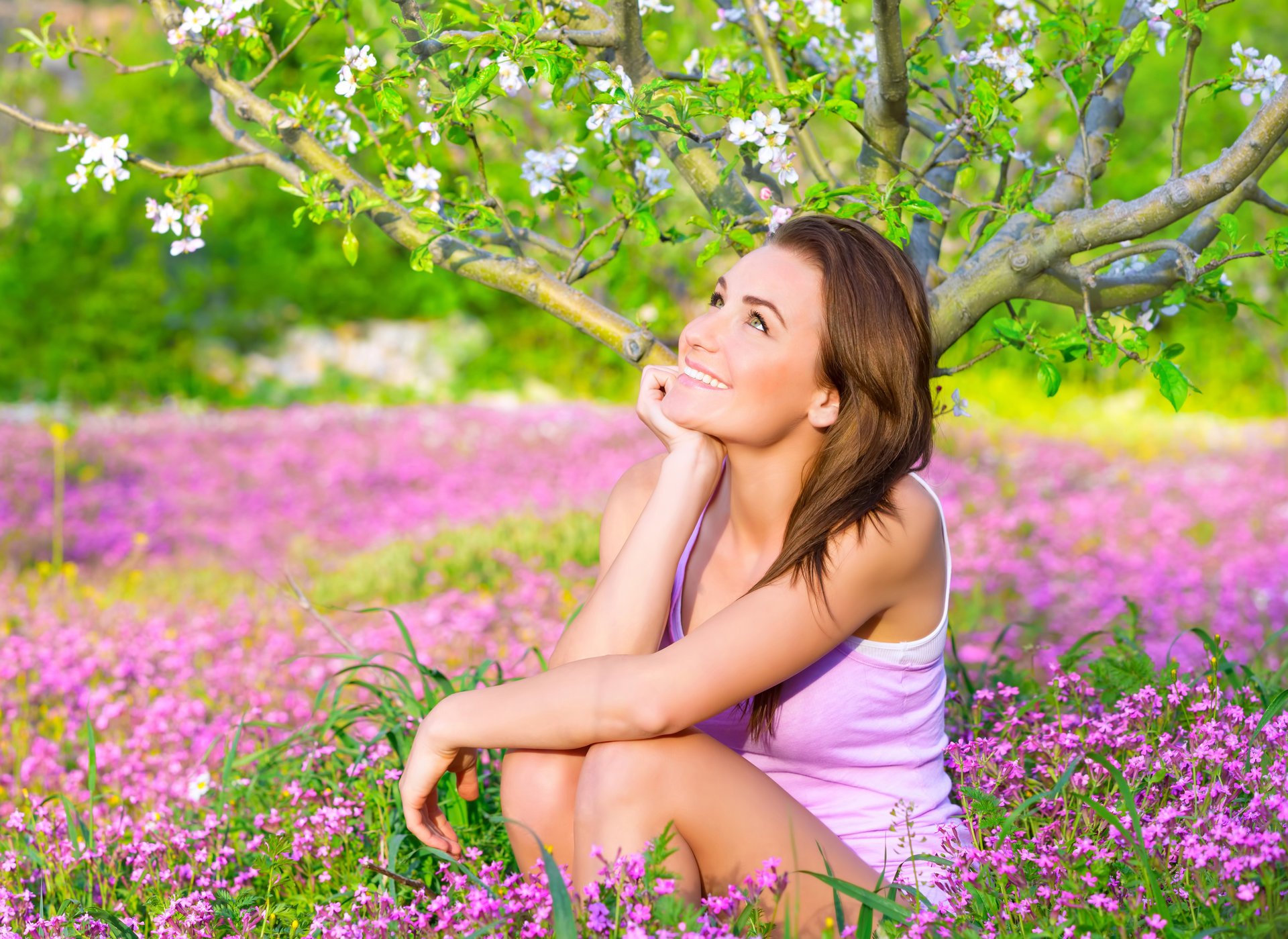 ragazza. umore sorriso sguardo seduta fiori albero