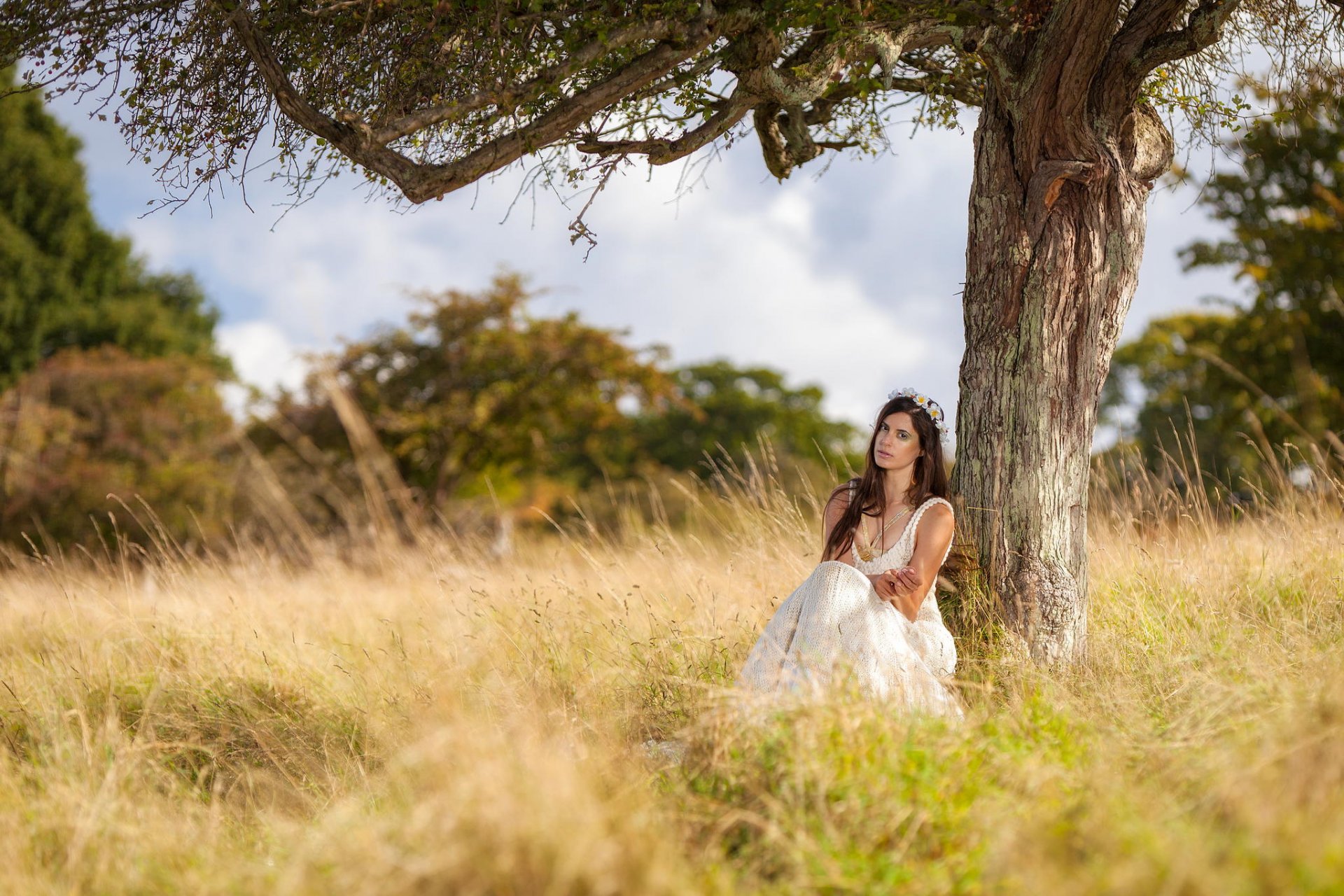 chica naturaleza árbol sentado vestido blanco