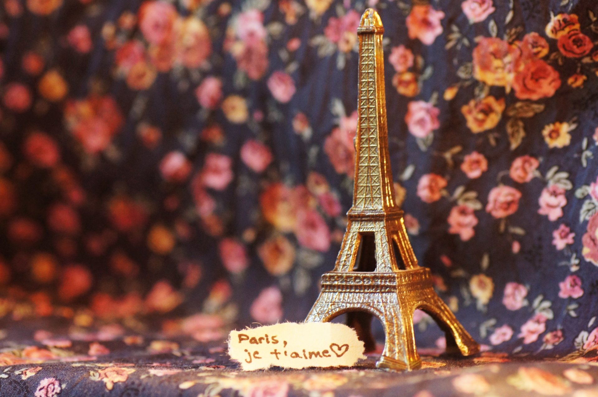 torre eiffel statuetta statuetta iscrizione testo nota francia