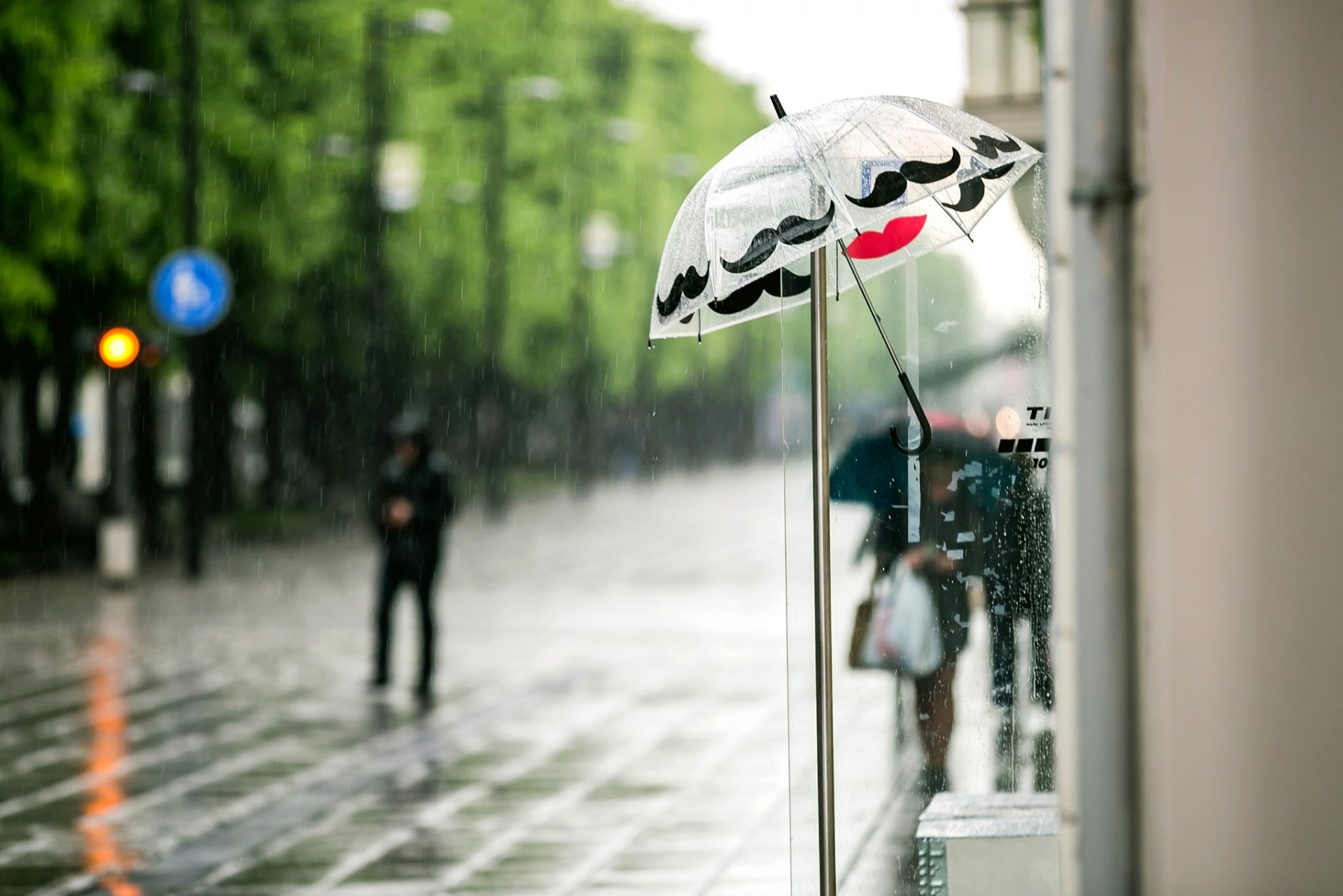 parasol parasol deszcz ulica przechodnie ludzie sklepy miasto