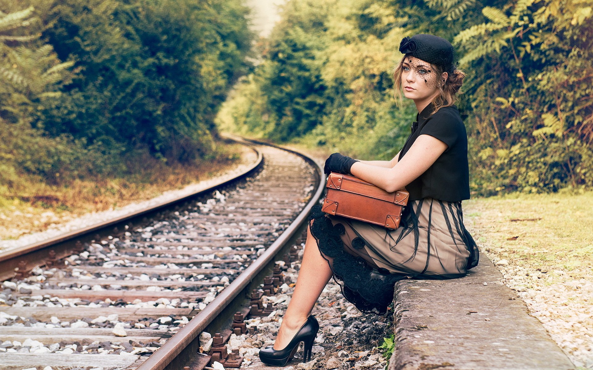 fille chemin de fer valise