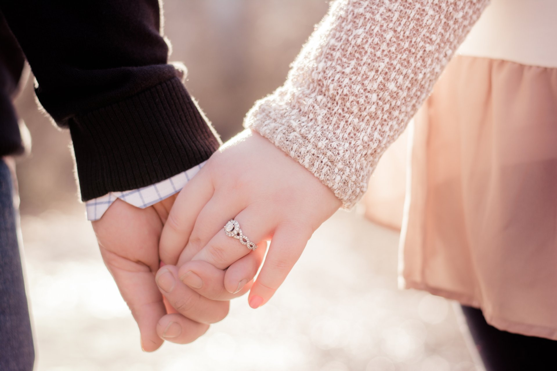 la jeune fille un homme un couple les mains la bague l amour