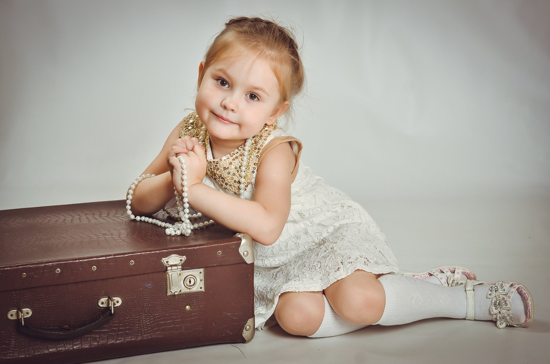 la fille une robe des perles de la valise