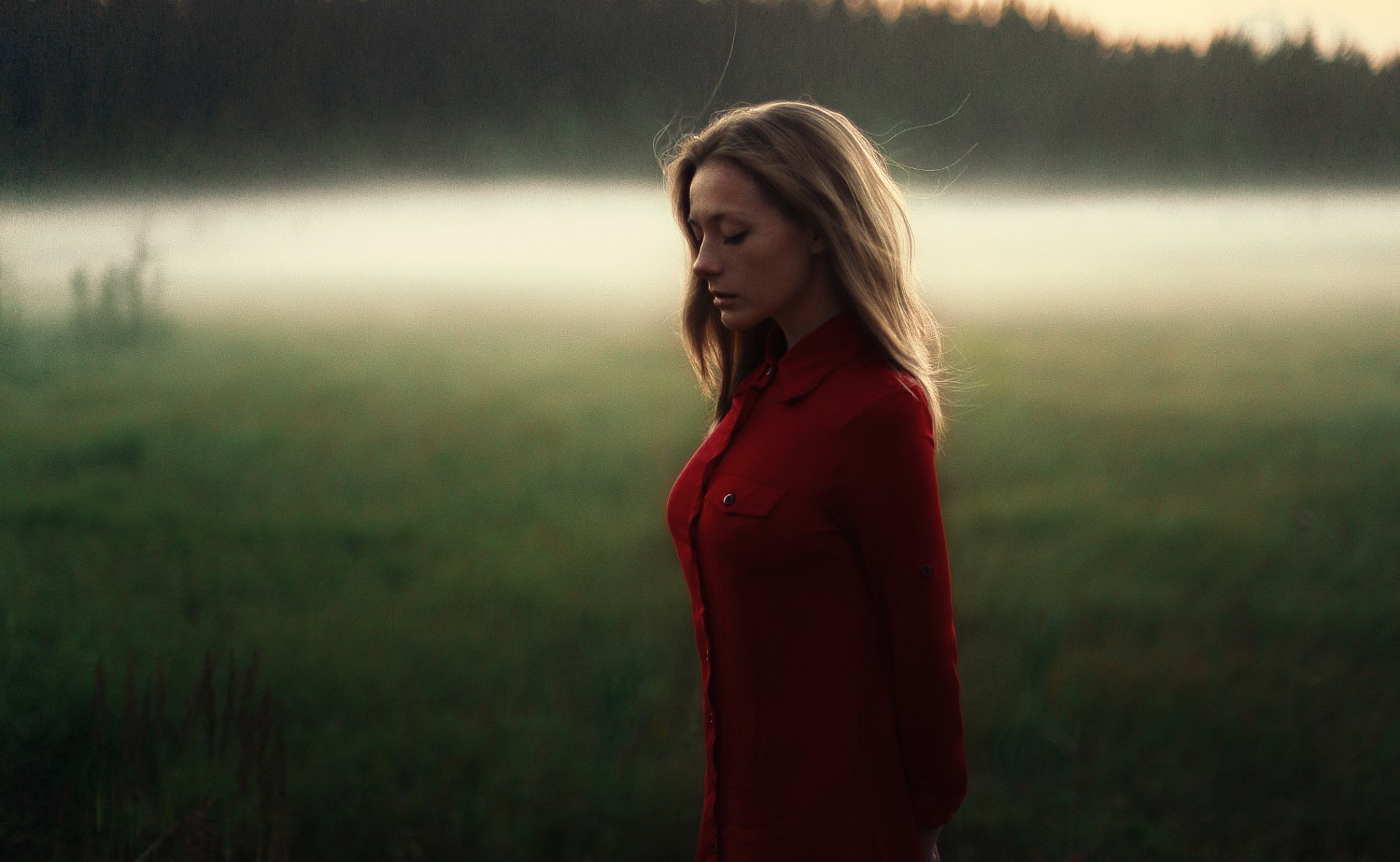 chica olga kobzar olga camisa rojo morena tristeza melancolía modelo luz bokeh campo puesta de sol clima retrato tatiana mercalova noche