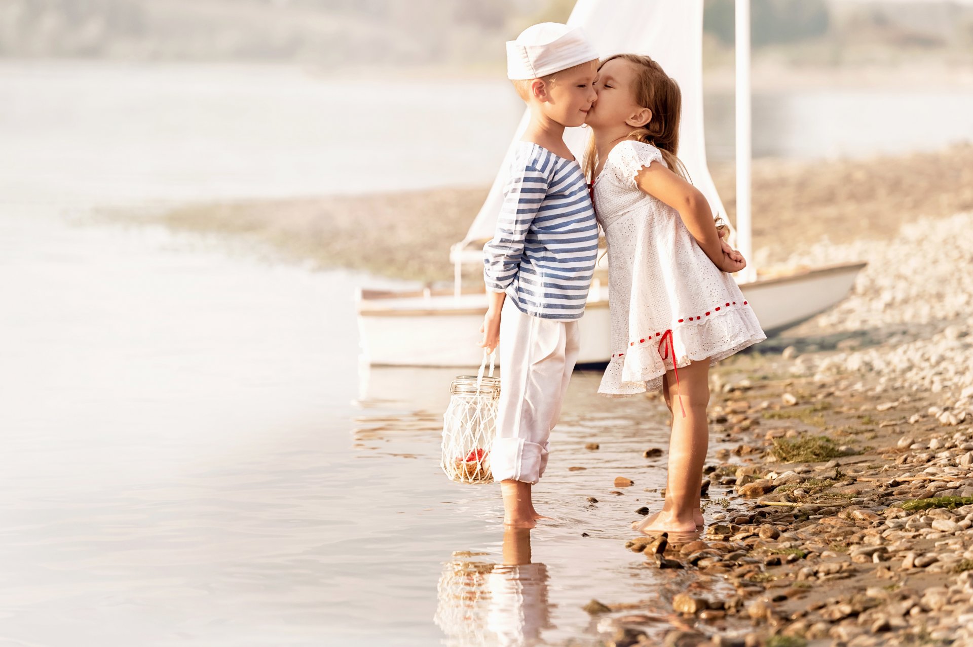 ragazzo ragazza bacio vestito mare spiaggia amici bambini ragazza marinai marinaio amicizia