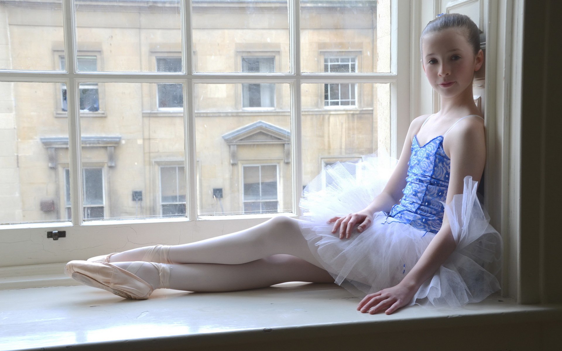 dziewczyna balerina okno