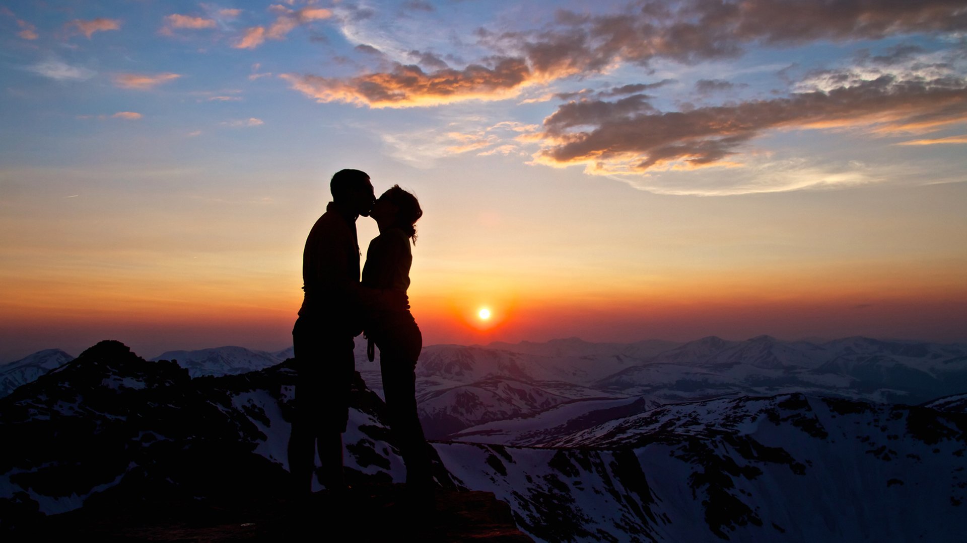 l amour un baiser un câlin une fille un garçon une femme un homme coucher de soleil le soleil les montagnes la neige les nuages le ciel