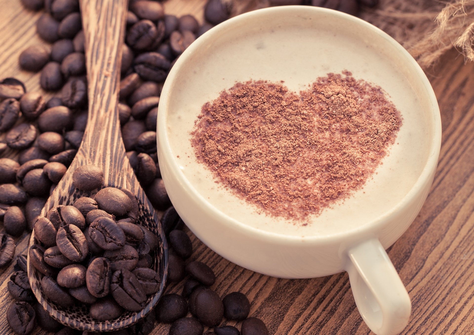 kawa cappuccino pianka serce serduszko czekolada łyżka