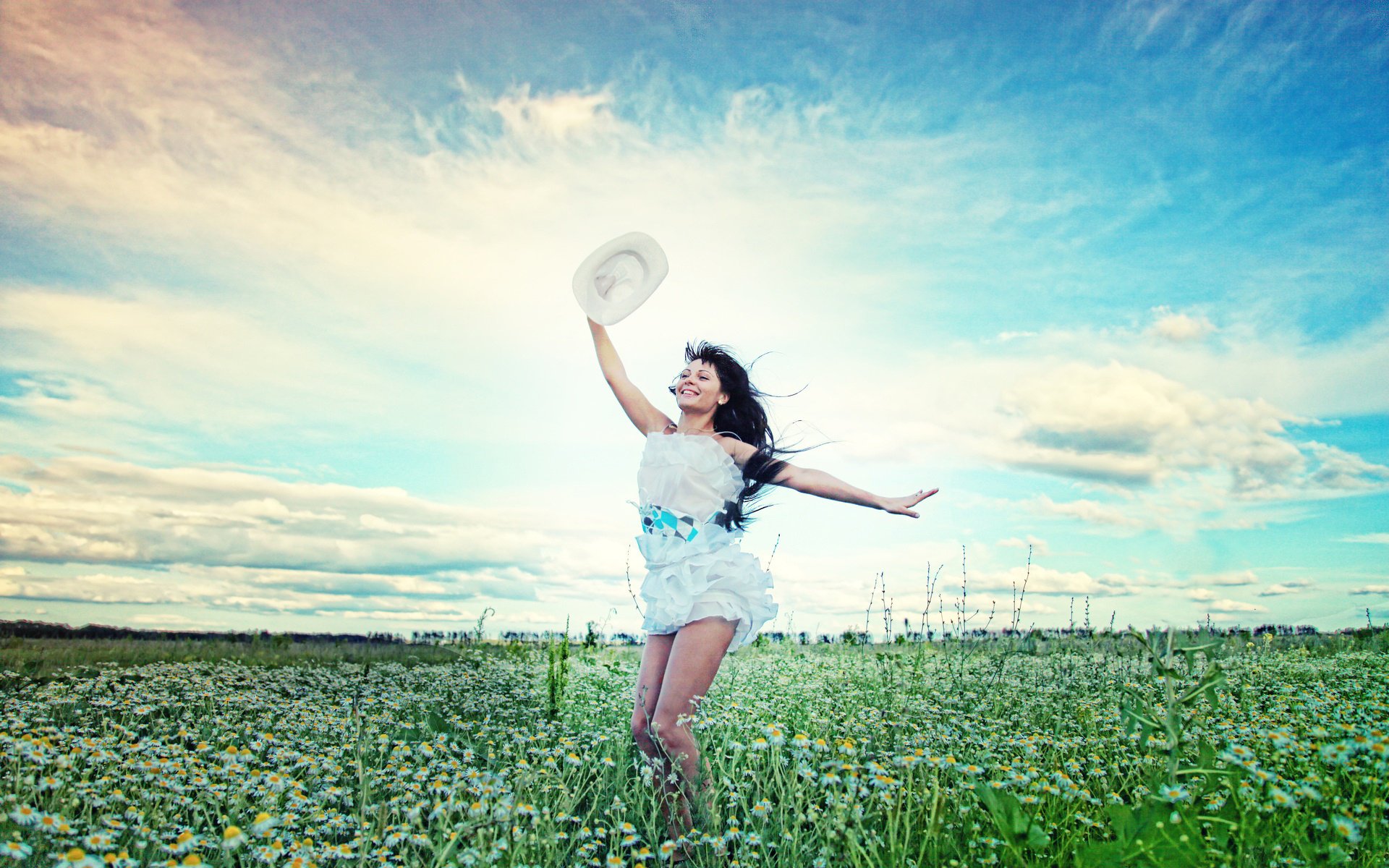 mädchen brünette kleid sommerkleid hut feld schlicht rasen blumen gänseblümchen grün gras freude lächeln