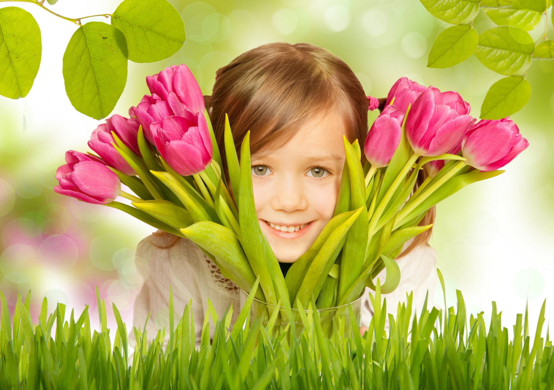 ragazza sorriso erba rami foglie fiori bouquet tulipani