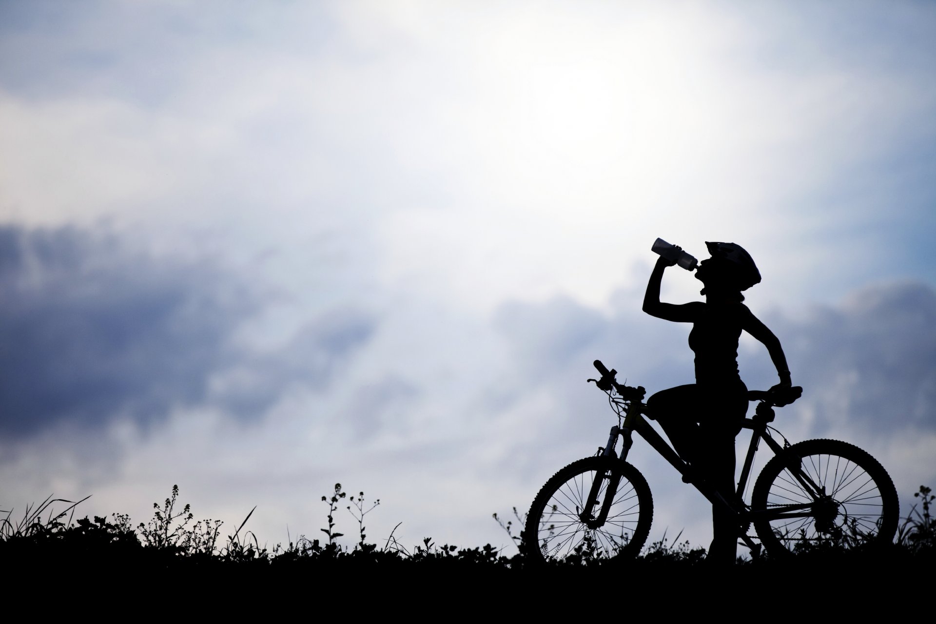 ragazza natura bicicletta silhouette bottiglia d acqua