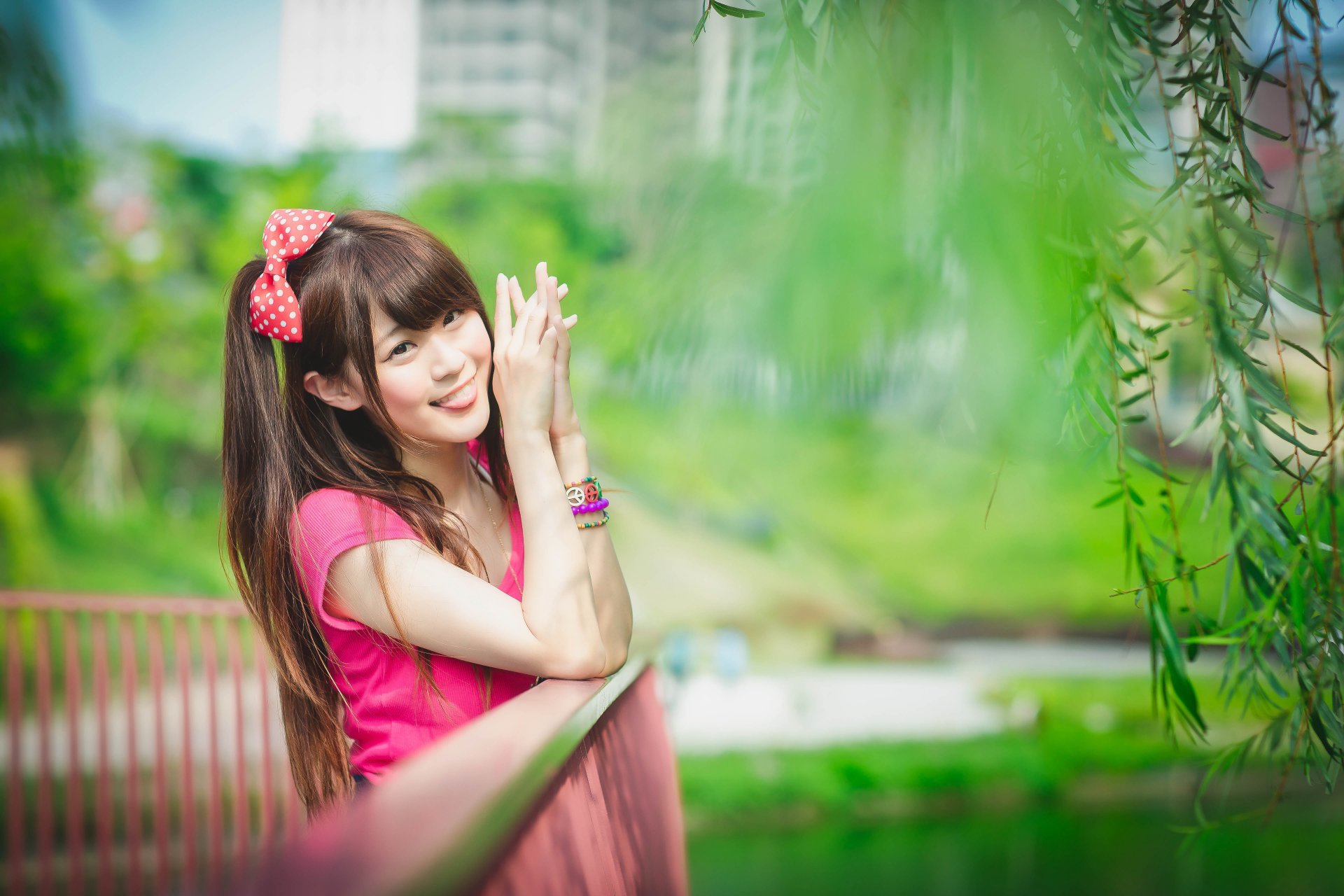 jeune fille orientale le sourire la languette