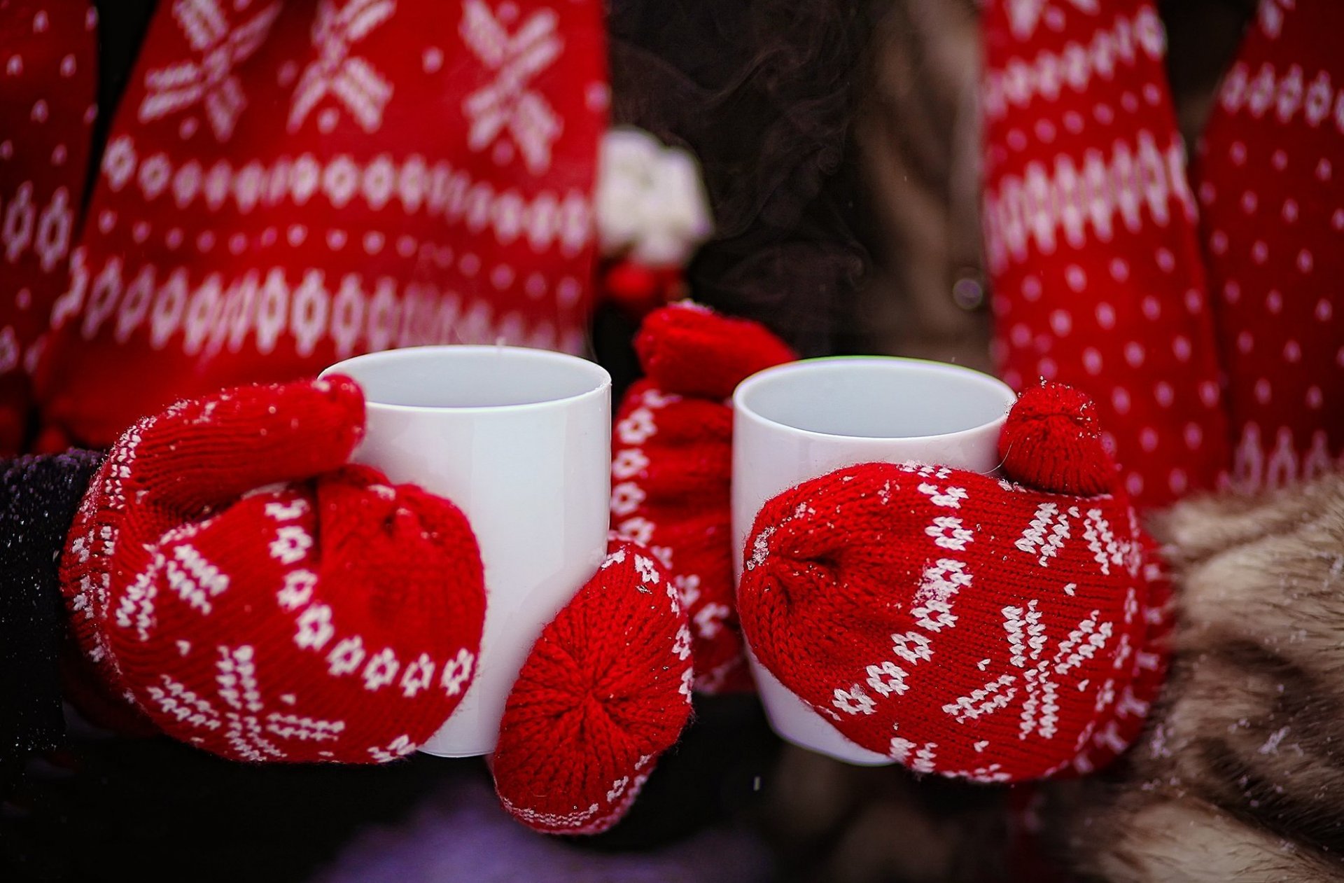 guantes tazas té rojo manos invierno