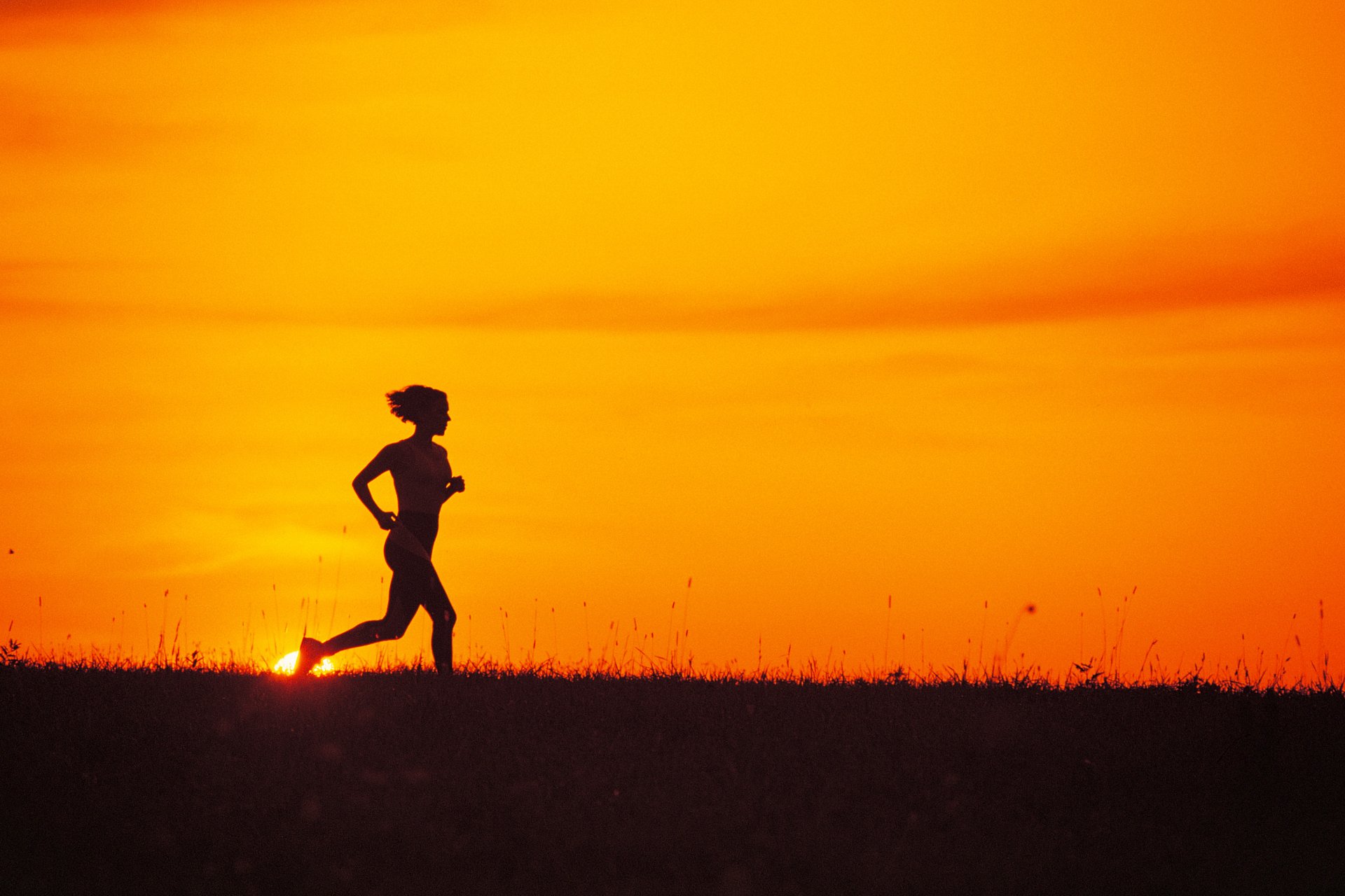 un soir la jeune fille silhouette faire du jogging du sport de la nature