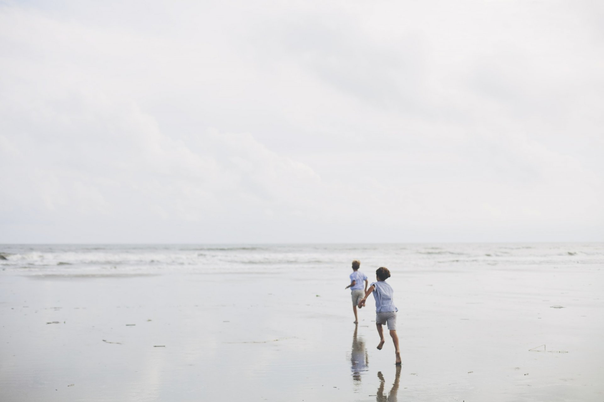 les enfants la joie la mer le ciel la plage le sable la plage faire du jogging de la lumière le jour de la