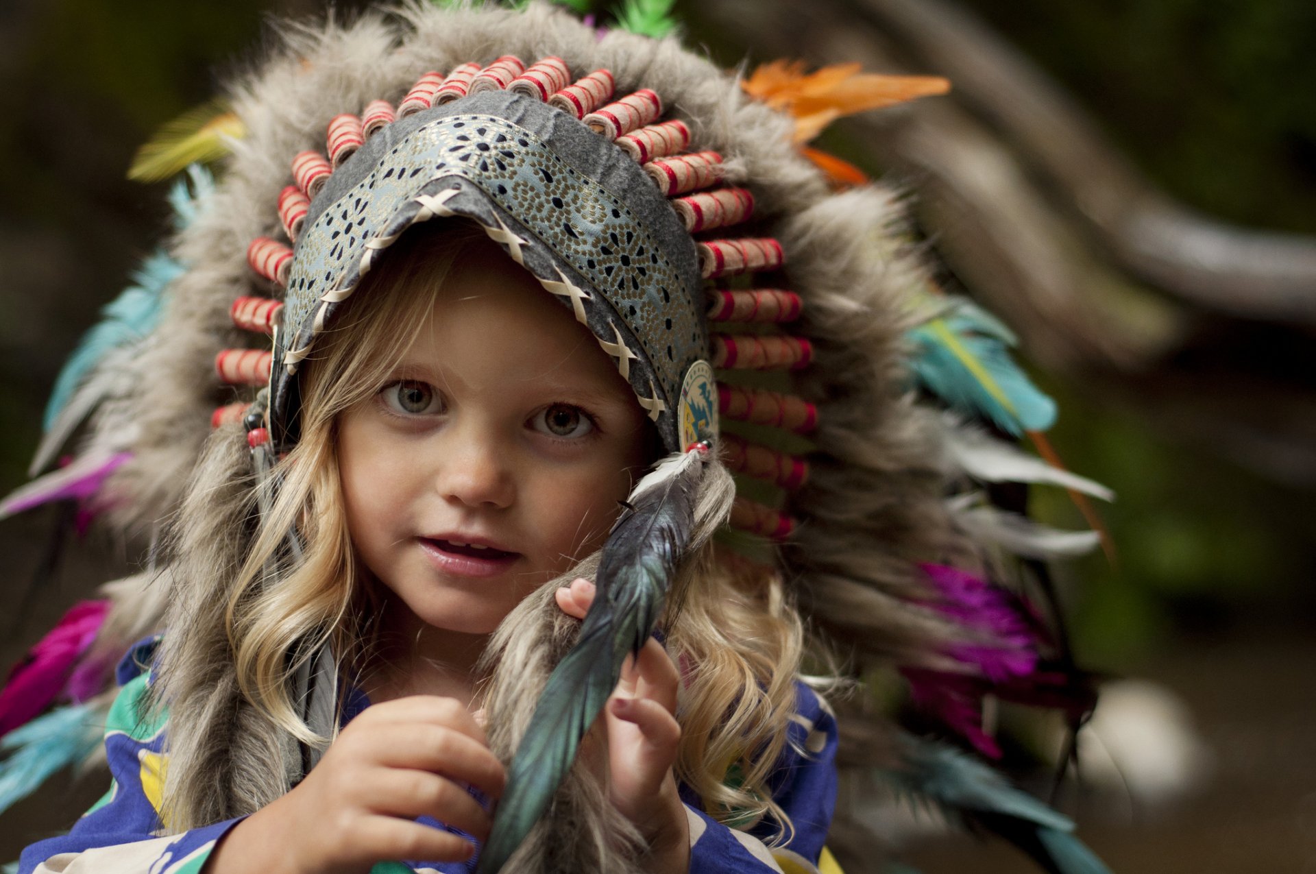 niña mirada tocado plumas