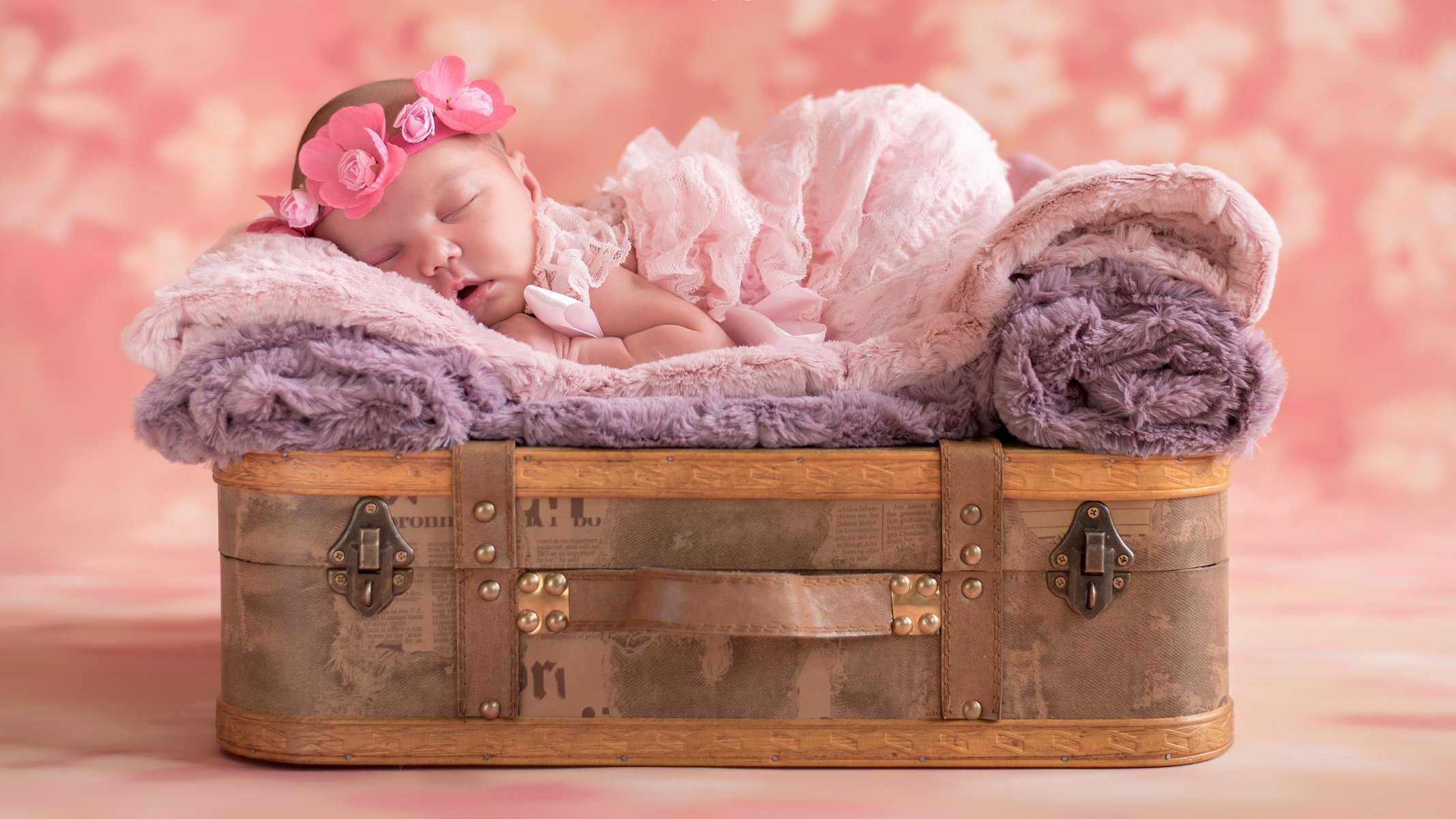 mädchen baby schlafen schlafen kranz koffer