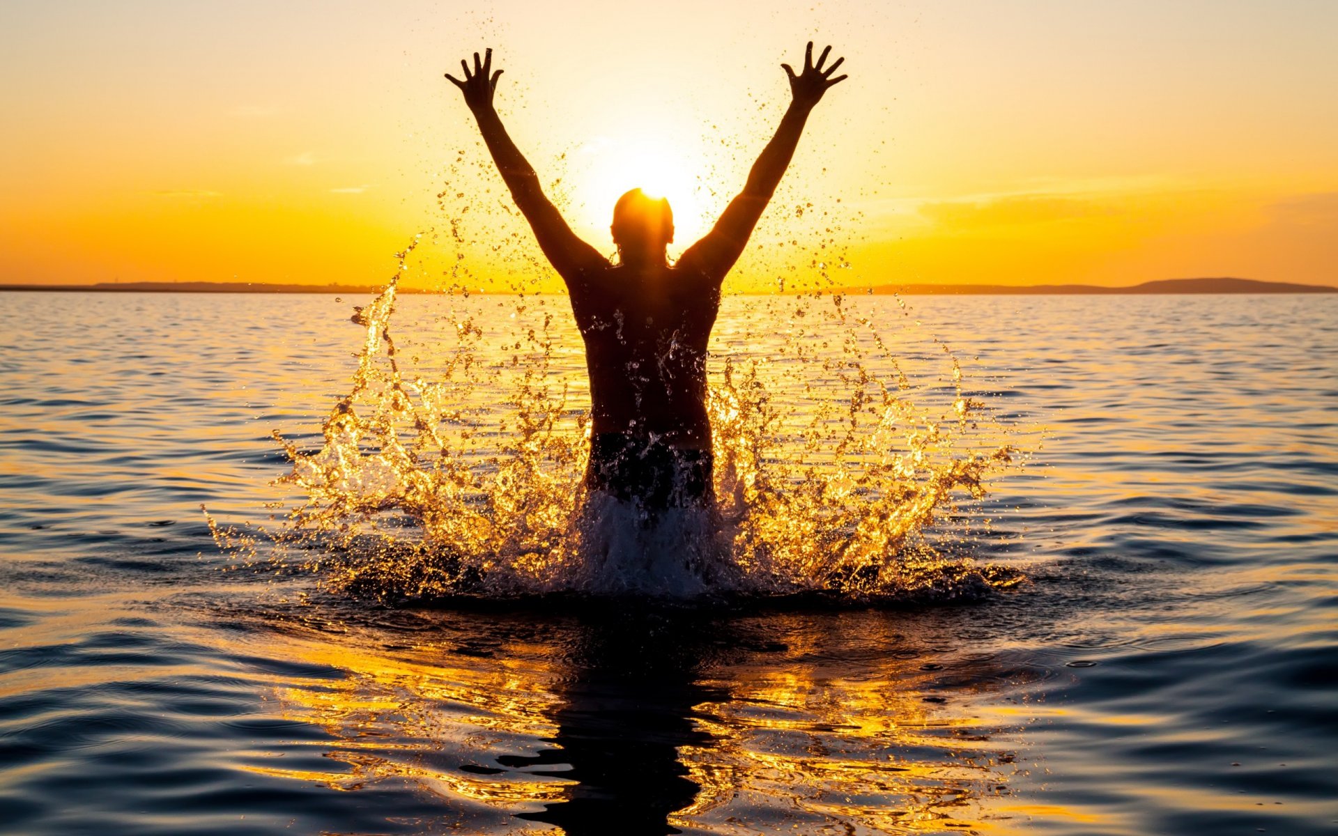 l eau les gouttes les éclaboussures les émotions la joie l été silhouette homme les mains les paumes le ciel le soleil la lumière rayons à l horizon lointain