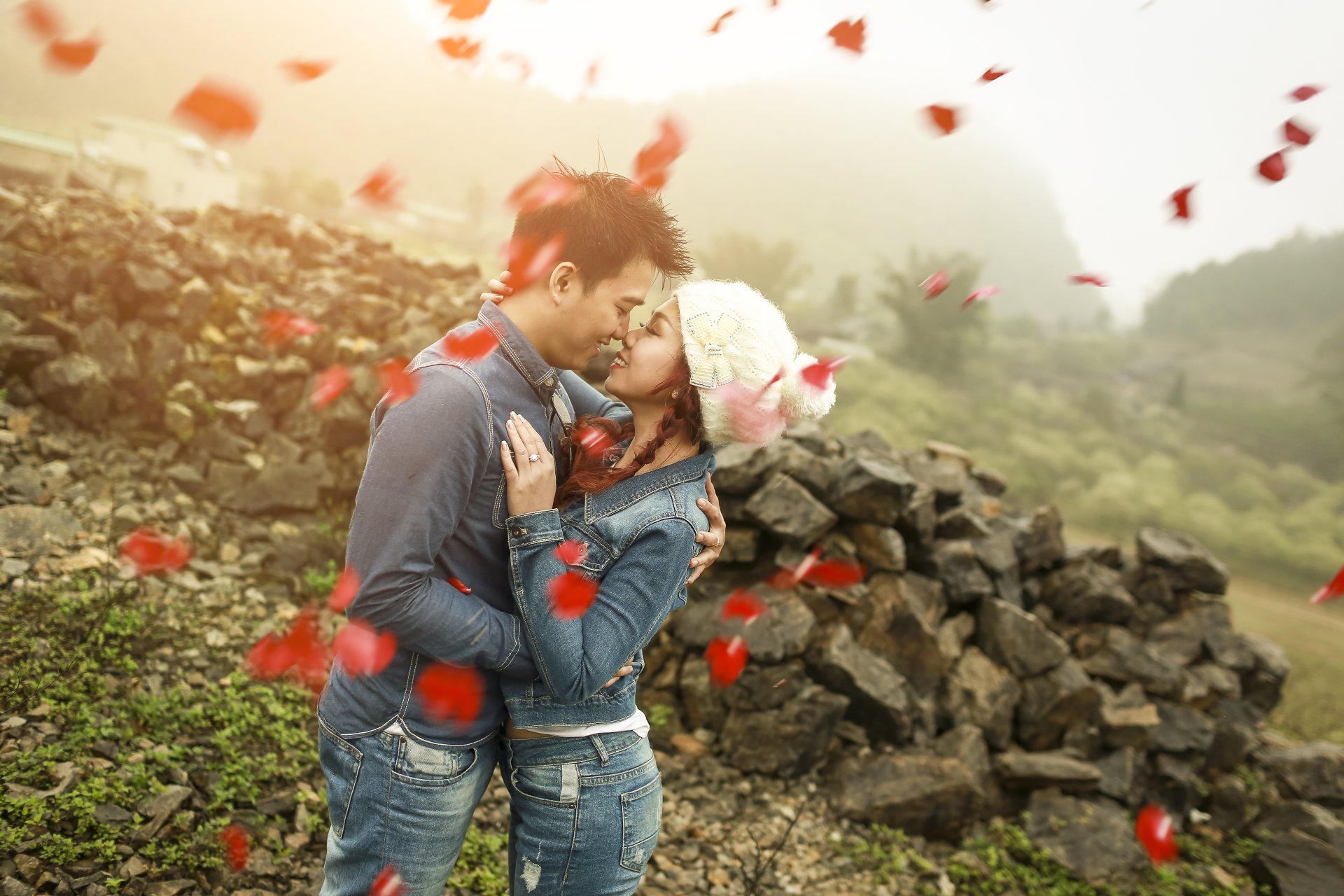 l amour le sentiment les deux un homme une femme un gars une fille l amour les jeans les pétales