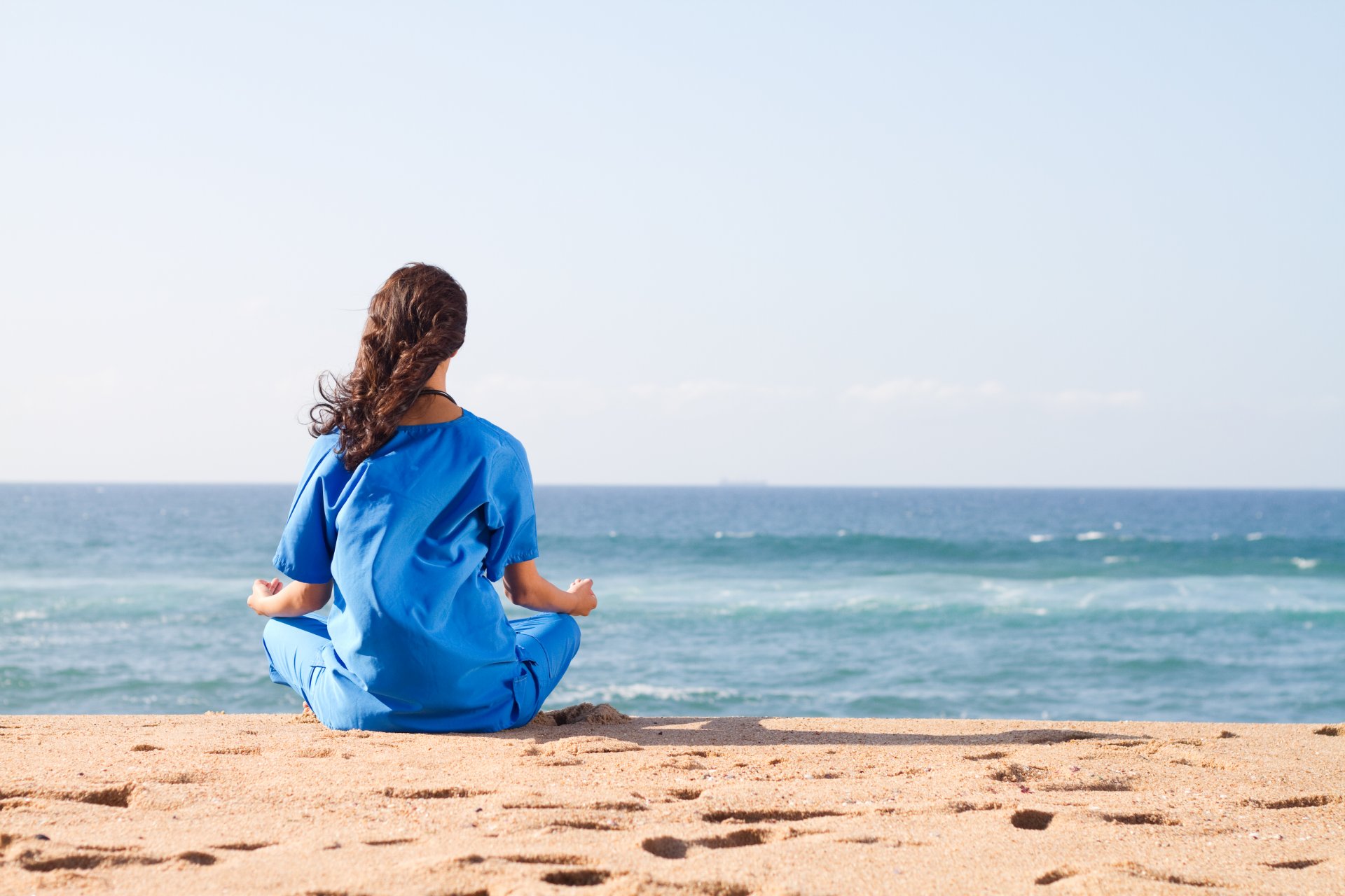 Терпение девушки. Девушка-море. Женщина на море. Девушка сидит на берегу моря. Медитация на берегу моря.