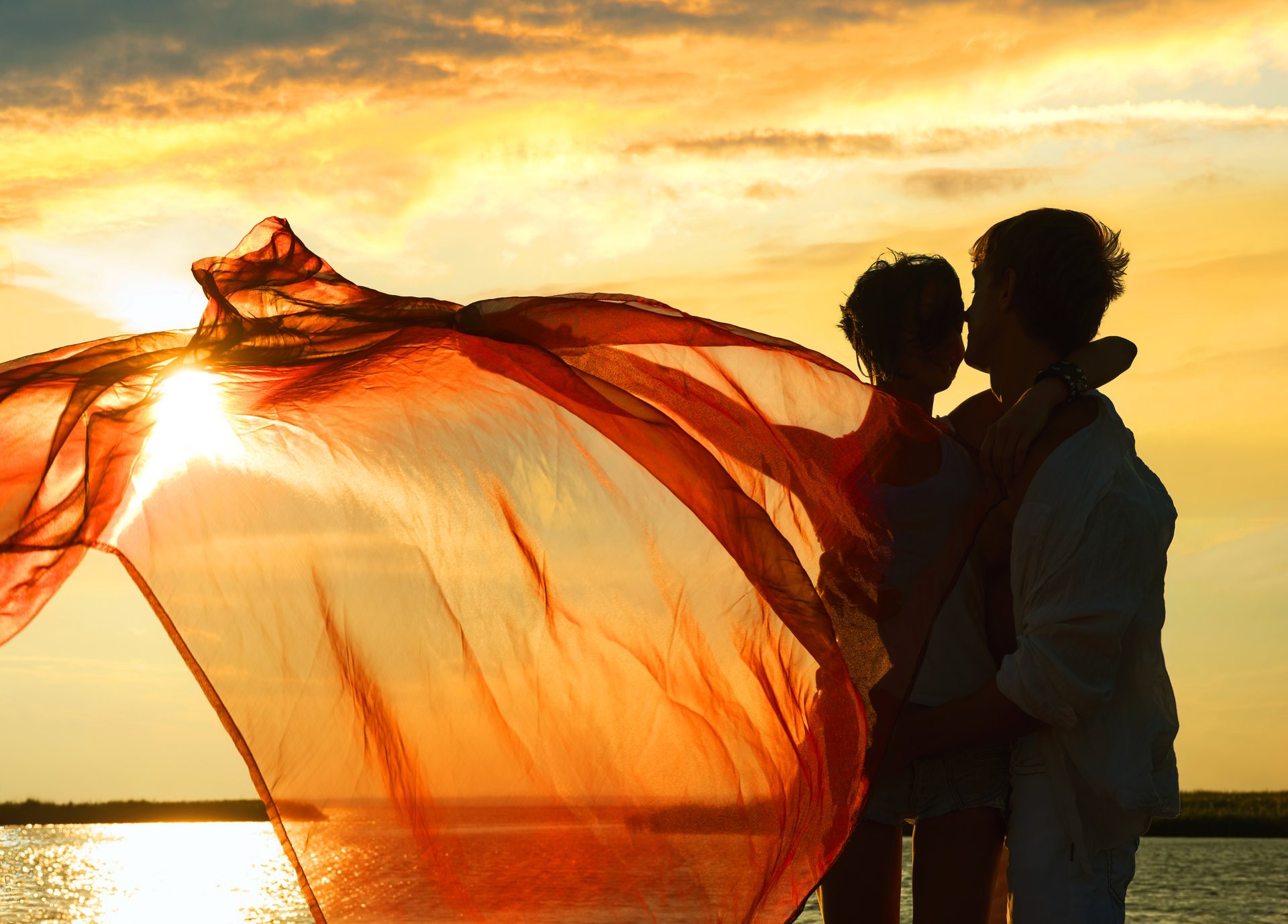 ragazza ragazzo tessuto vento lago tramonto braccialetto gioia