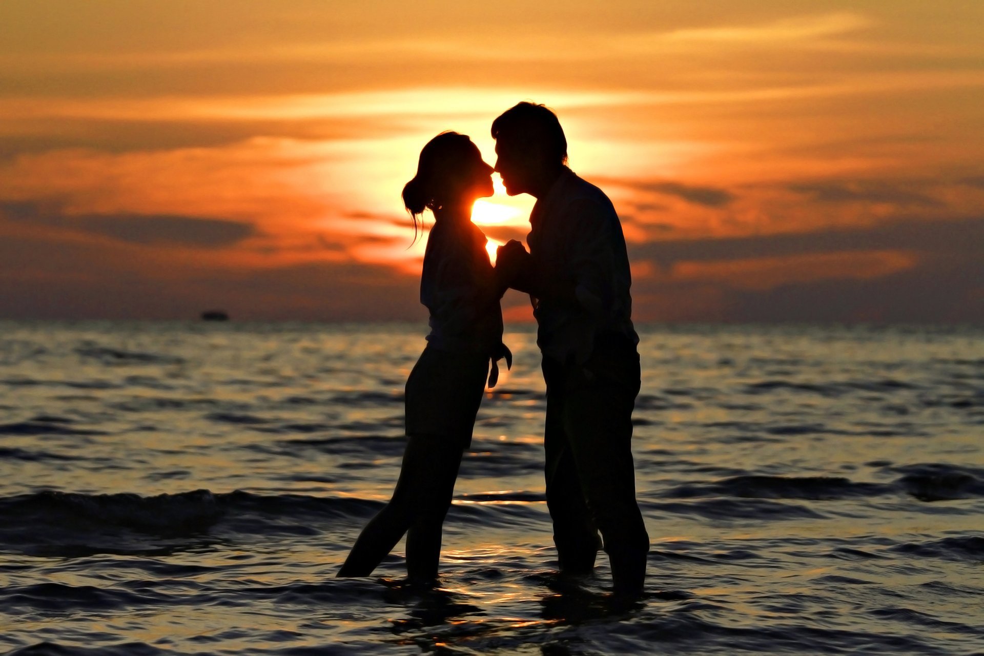 sonnenuntergang liebe romantisch mann kuss paar meer