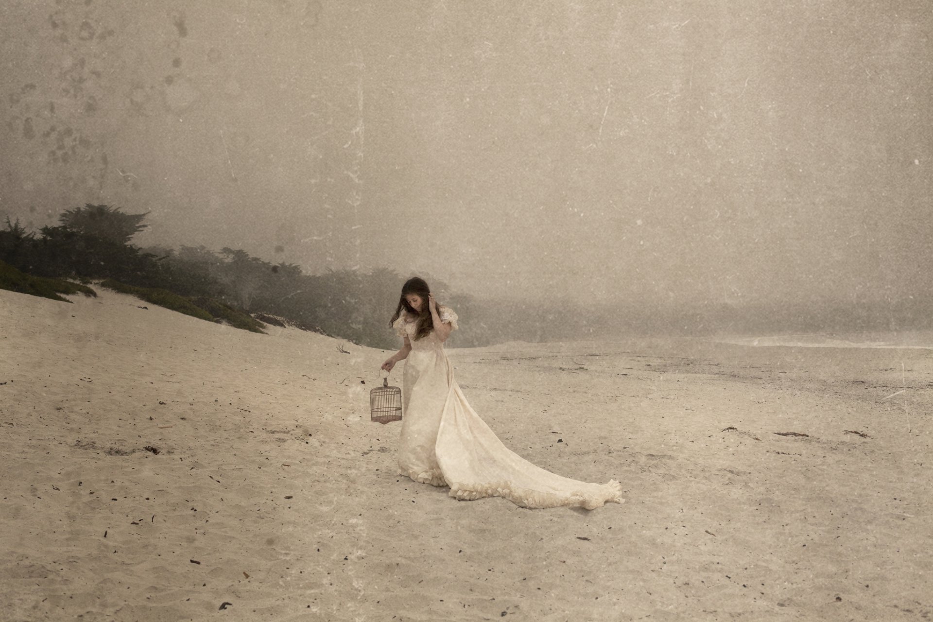 ragazza dai capelli neri sundress spiaggia gabbia stile