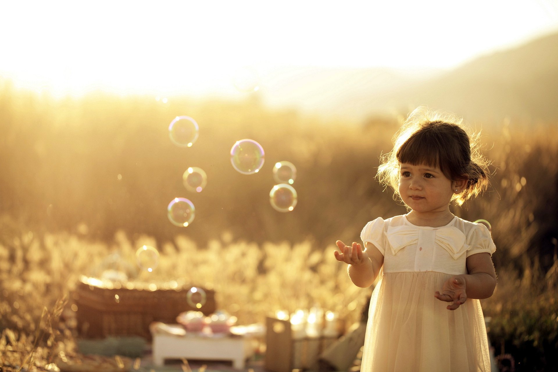 la fille l été la lumière les bulles