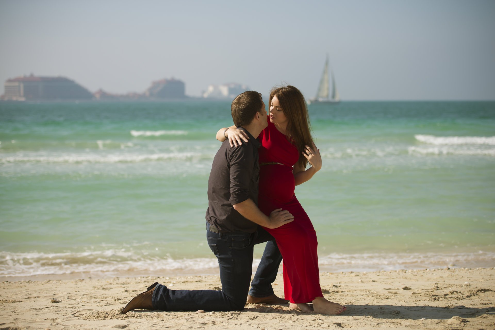 ragazza ragazzo giovane mare spiaggia sabbia barca a vela paesaggio