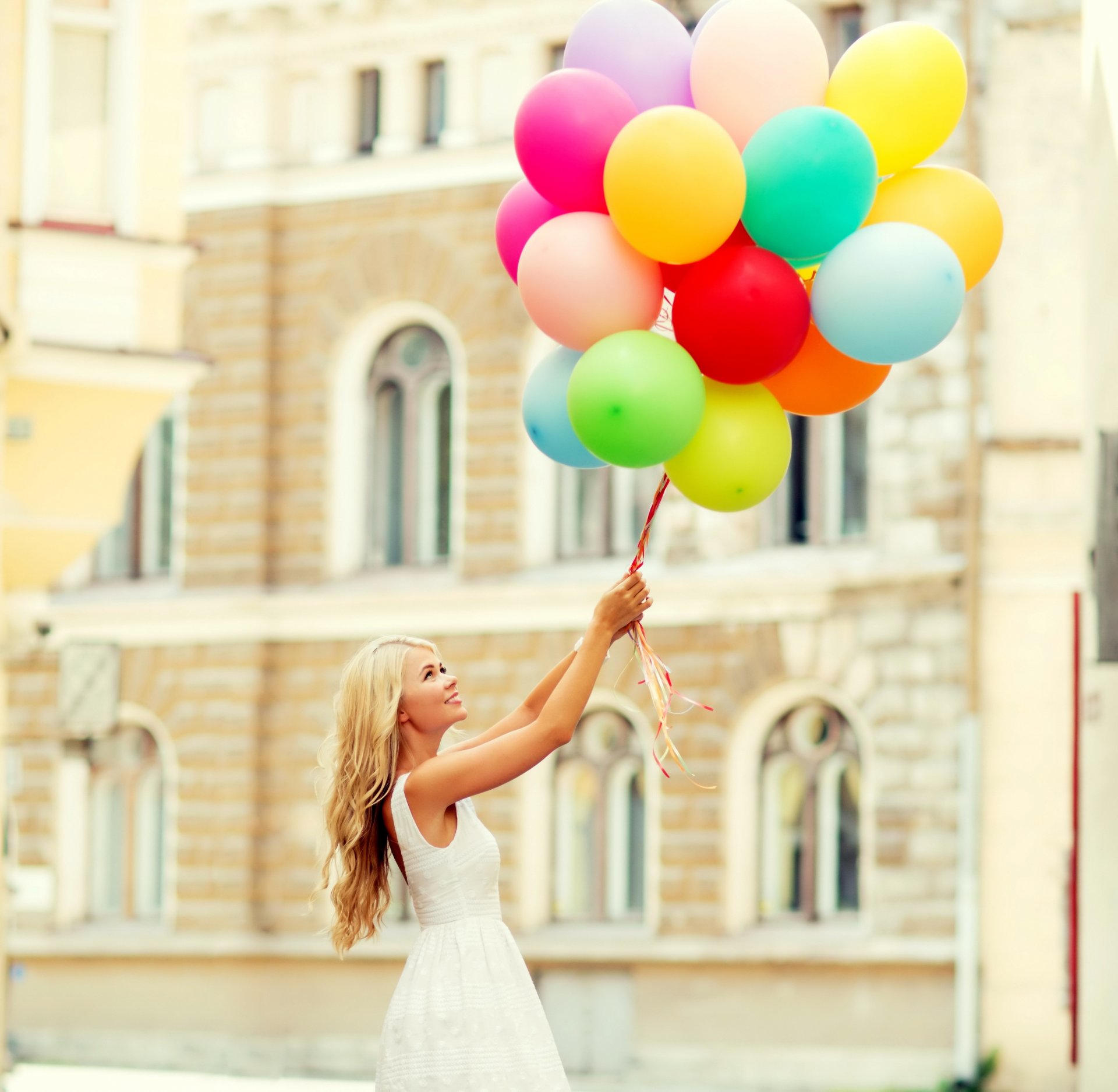 feliz chica mujer globos sonrisa alegría felicidad globos