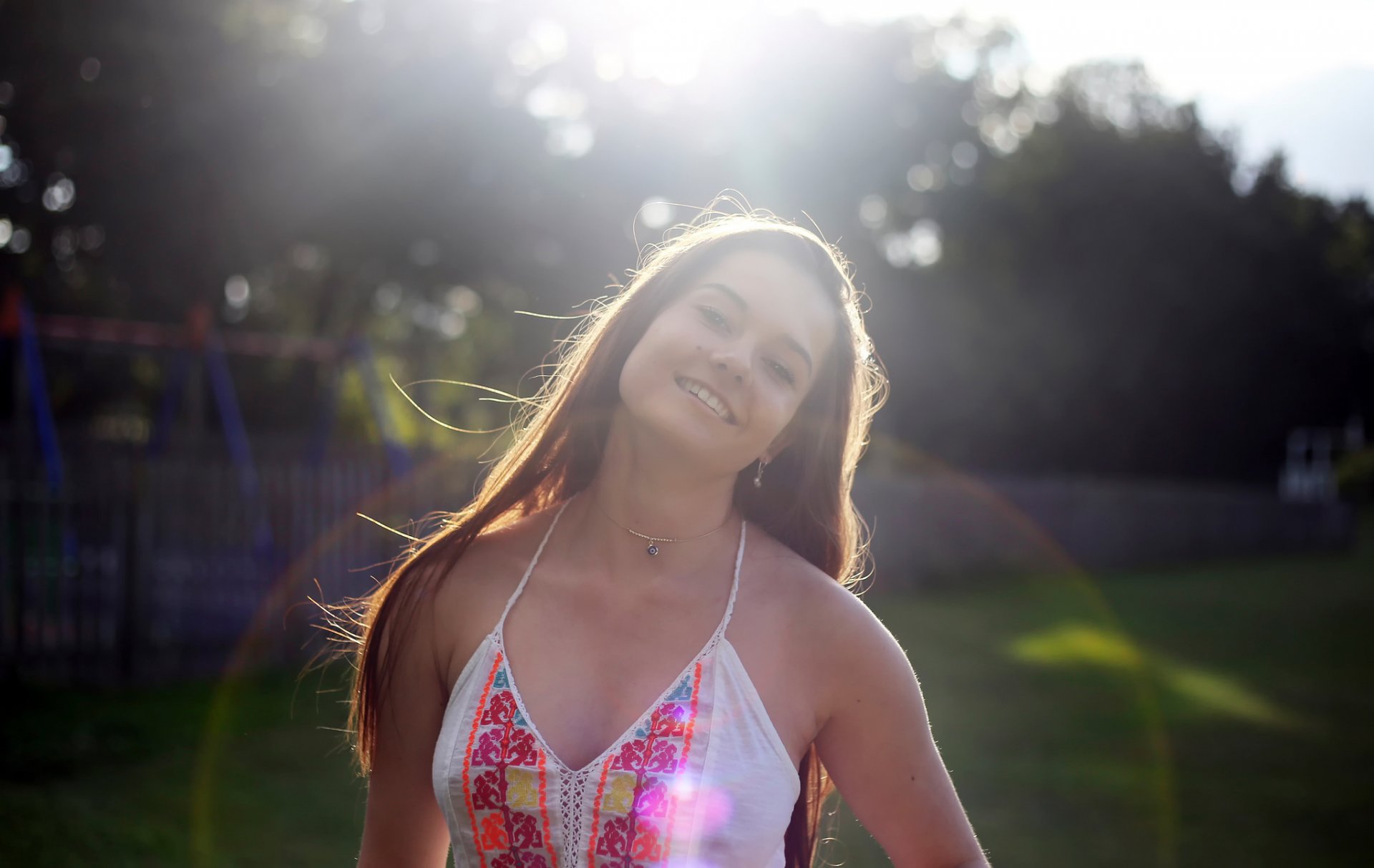 lis fille sourire joie bokeh