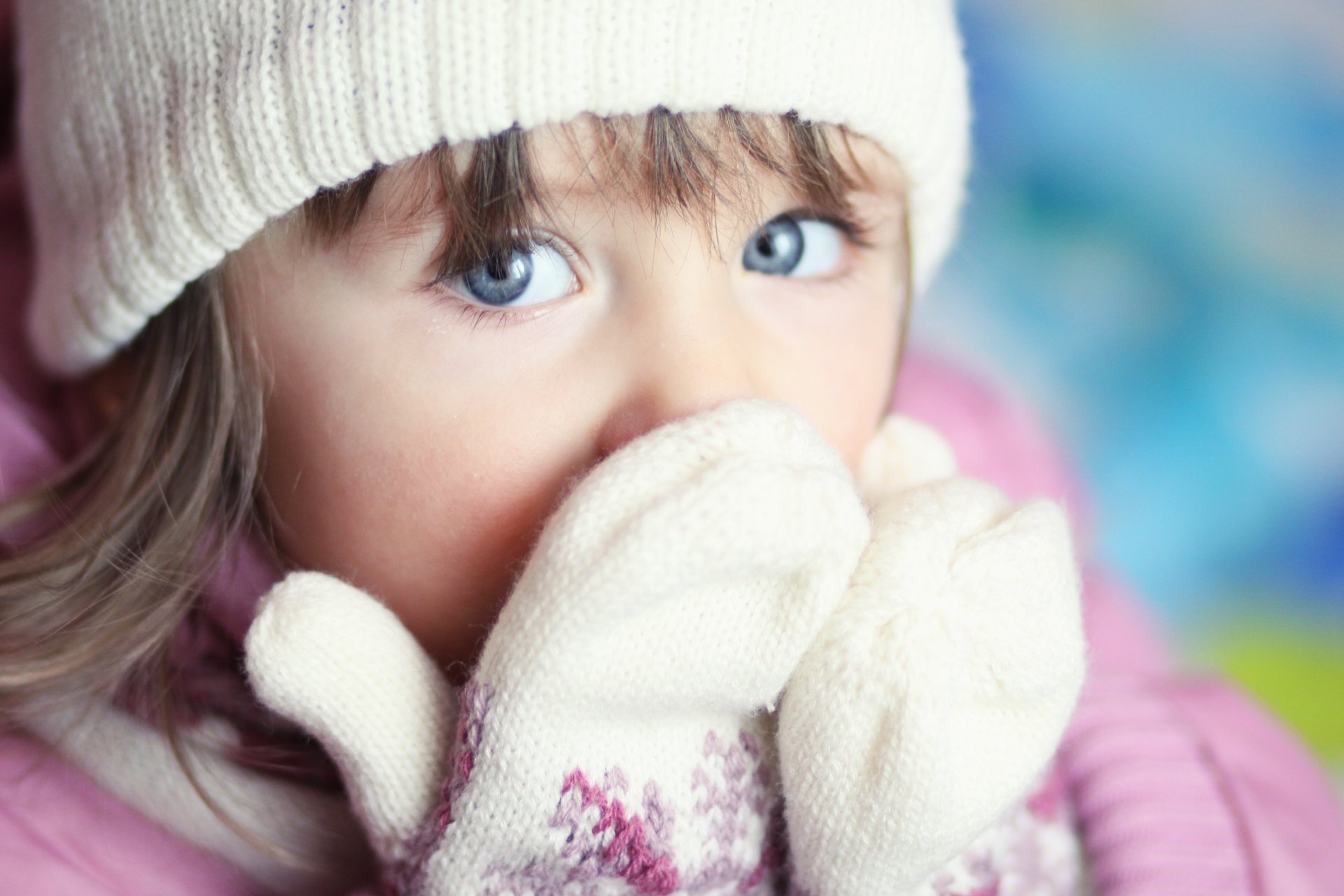 niña ojos azules mirada gorro mitones punto
